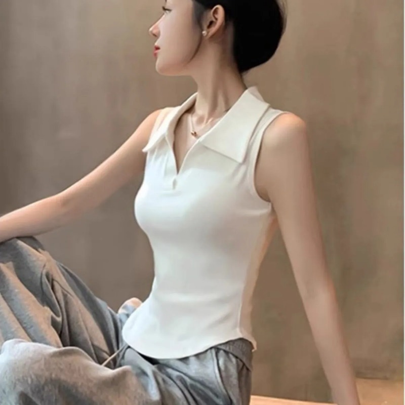 Tank Top Ribbed - เสื้อกล้ามครอปท็อปผู้หญิงสีขาว แขนกุด คอโปโล ทรงเข้ารูป ผ้าริบ แต่งชายโค้ง
